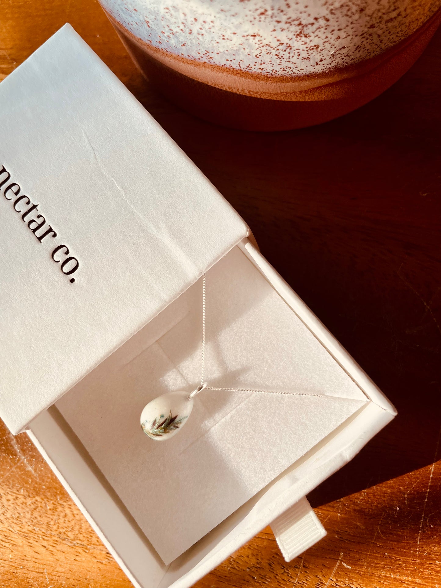 Collier pendentif en pierre de poire