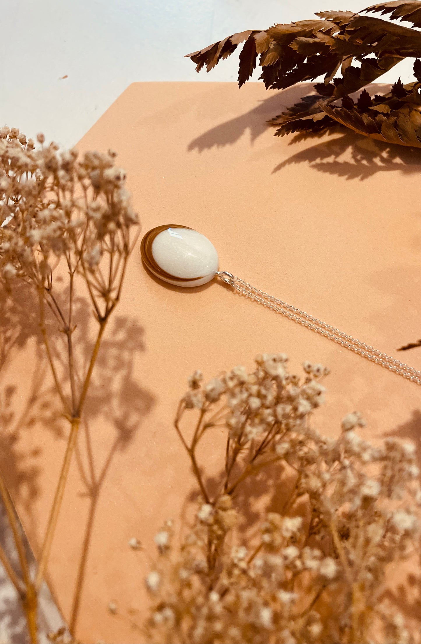 Collier à pendentif en pierre ovale de déesse