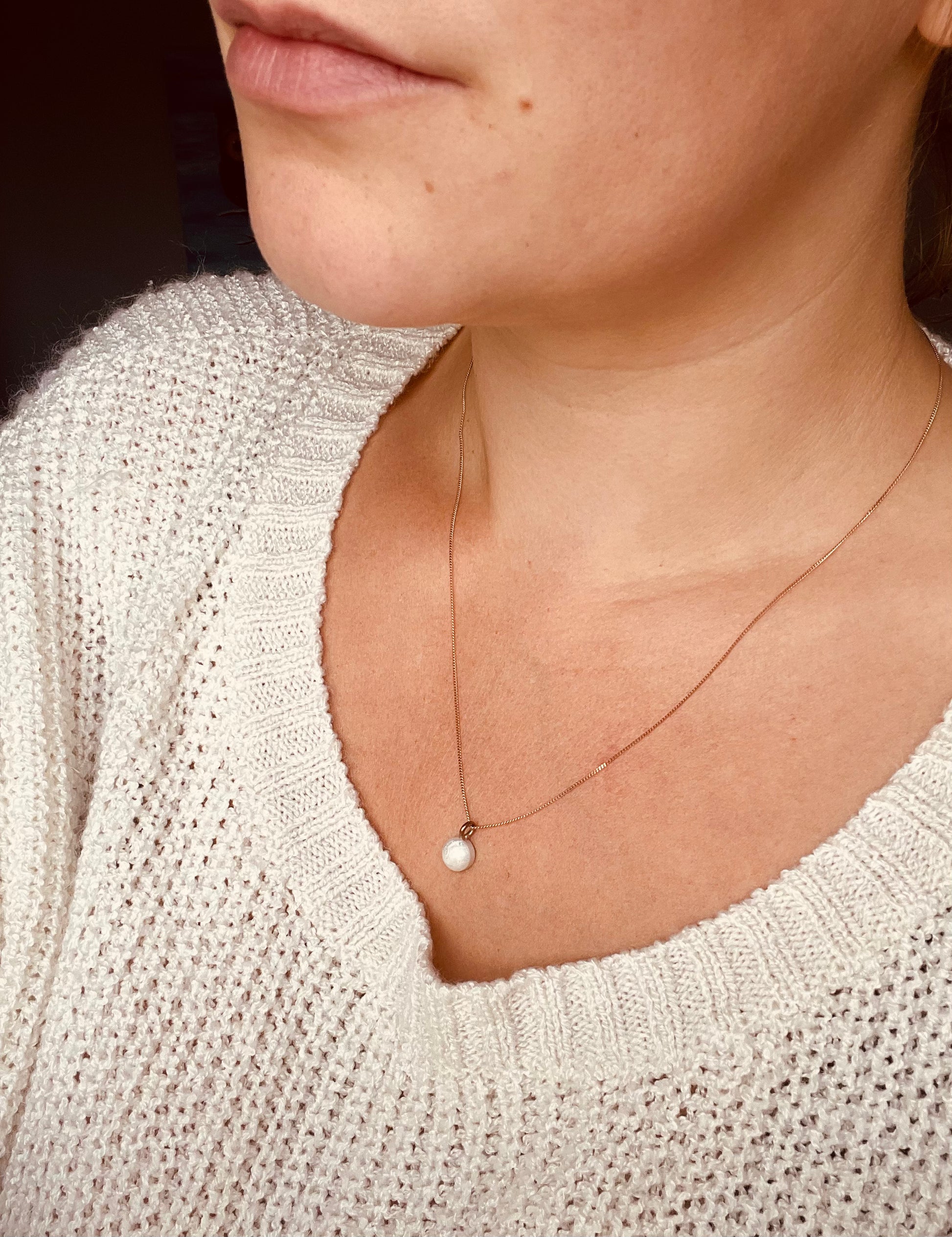 Round online stone pendant